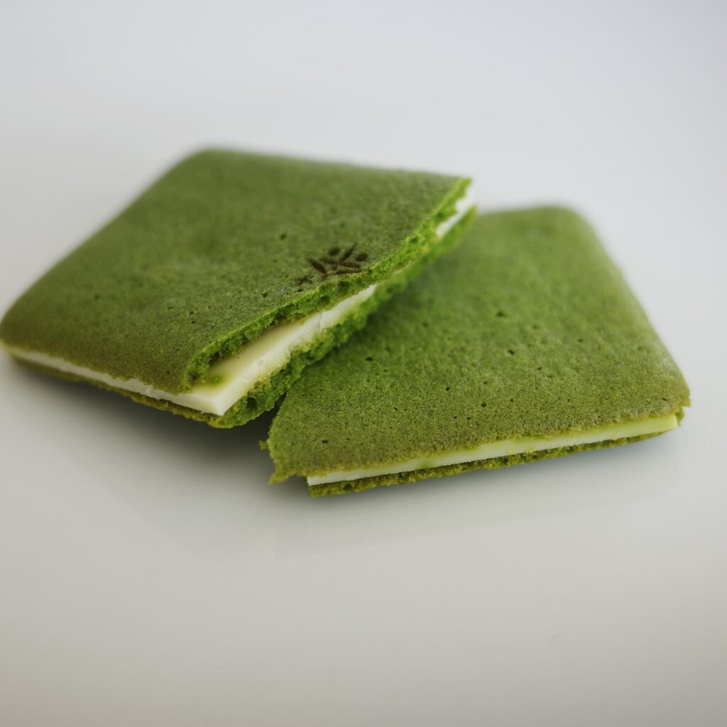 茶之菓抹茶薄餅與白巧克力夾心近拍