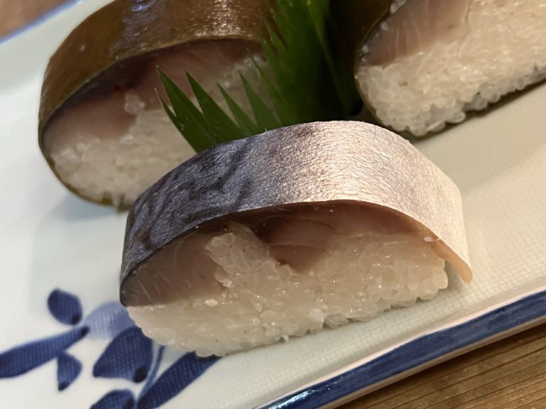 祇園 Izuu 鯖姿壽司魚肉與醋飯近拍